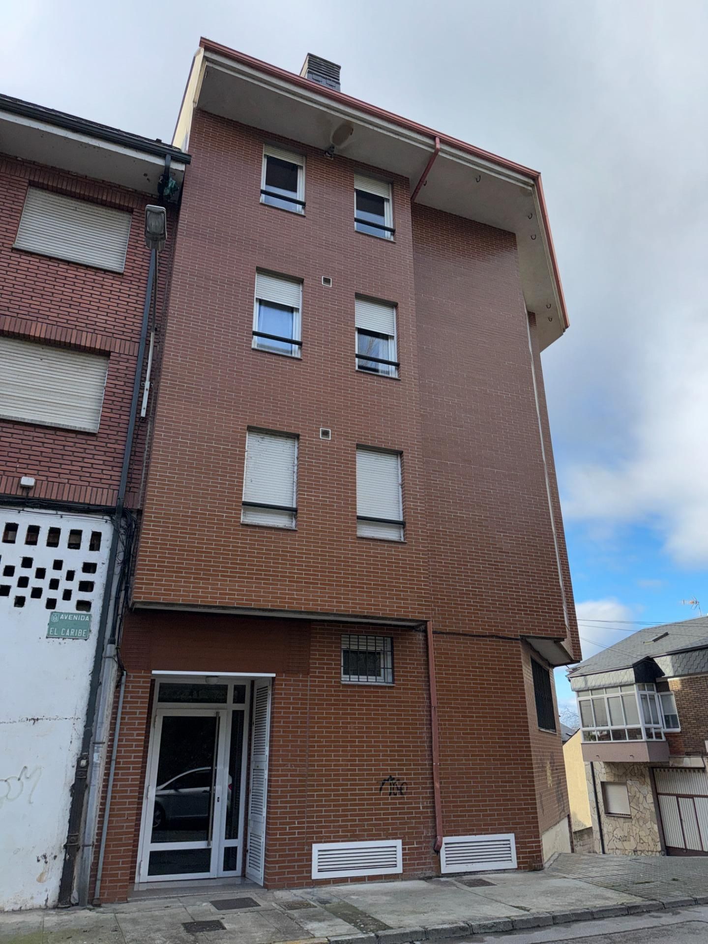 Vista exterior de Apartamento en venta en Ponferrada con Calefacción, Terraza y Trastero