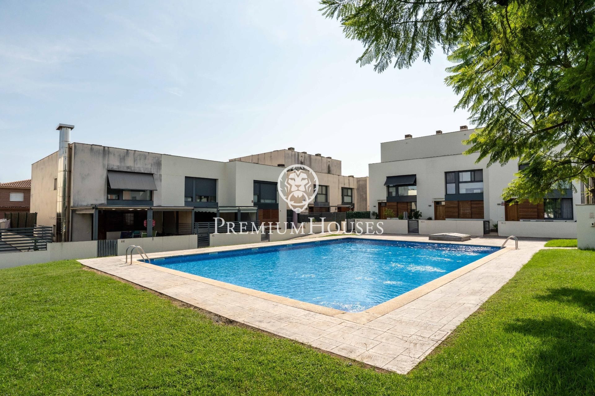 Swimming pool of Single-family semi-detached for sale in Cambrils  with Air Conditioner, Heating and Private garden