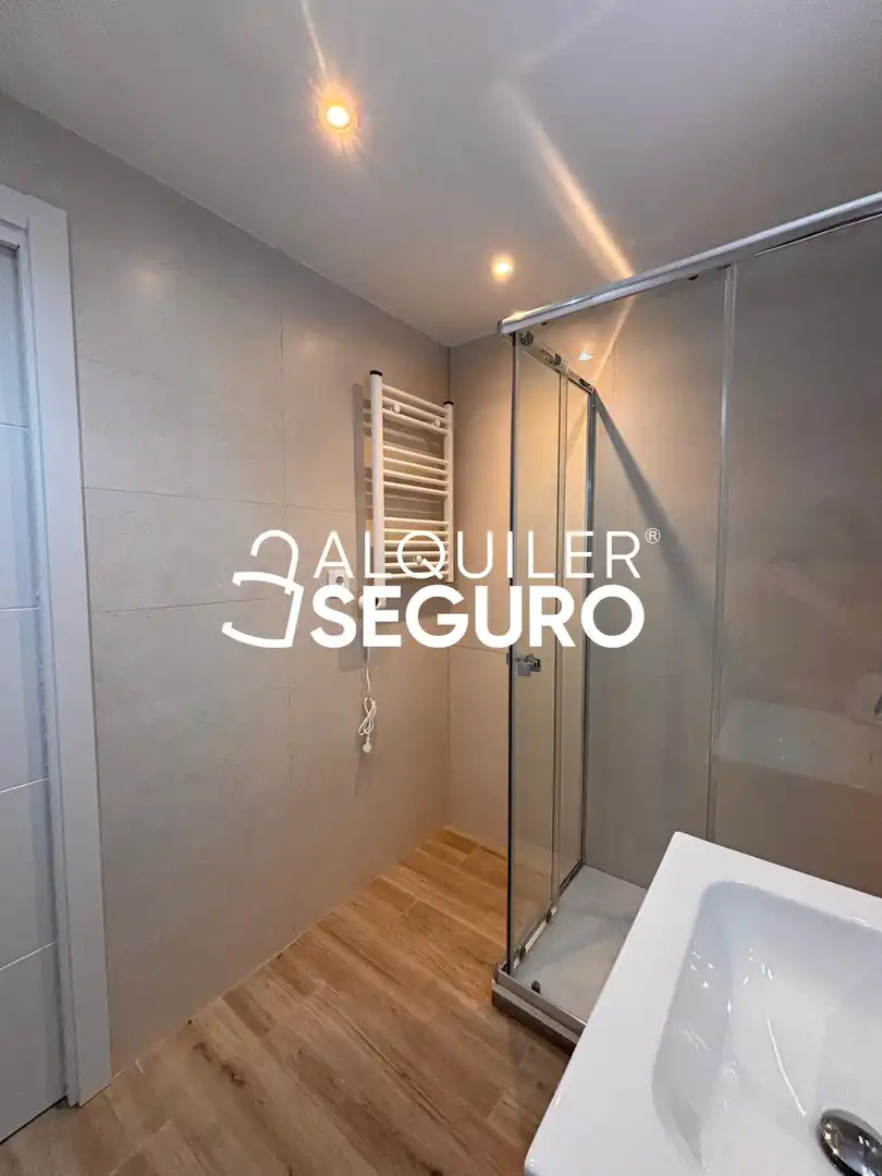 Badezimmer von Wohnung zur Miete in Madrid mit Heizung