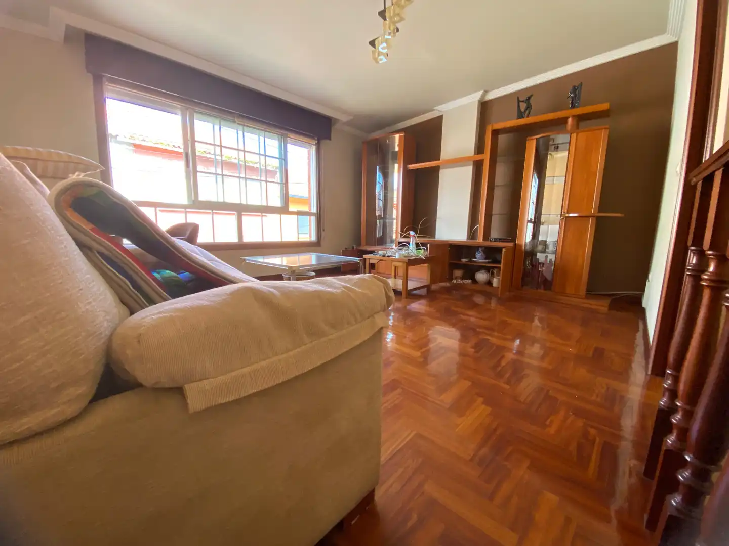 Sala d'estar de Casa adosada en venda en Vigo  amb Calefacció i Parquet