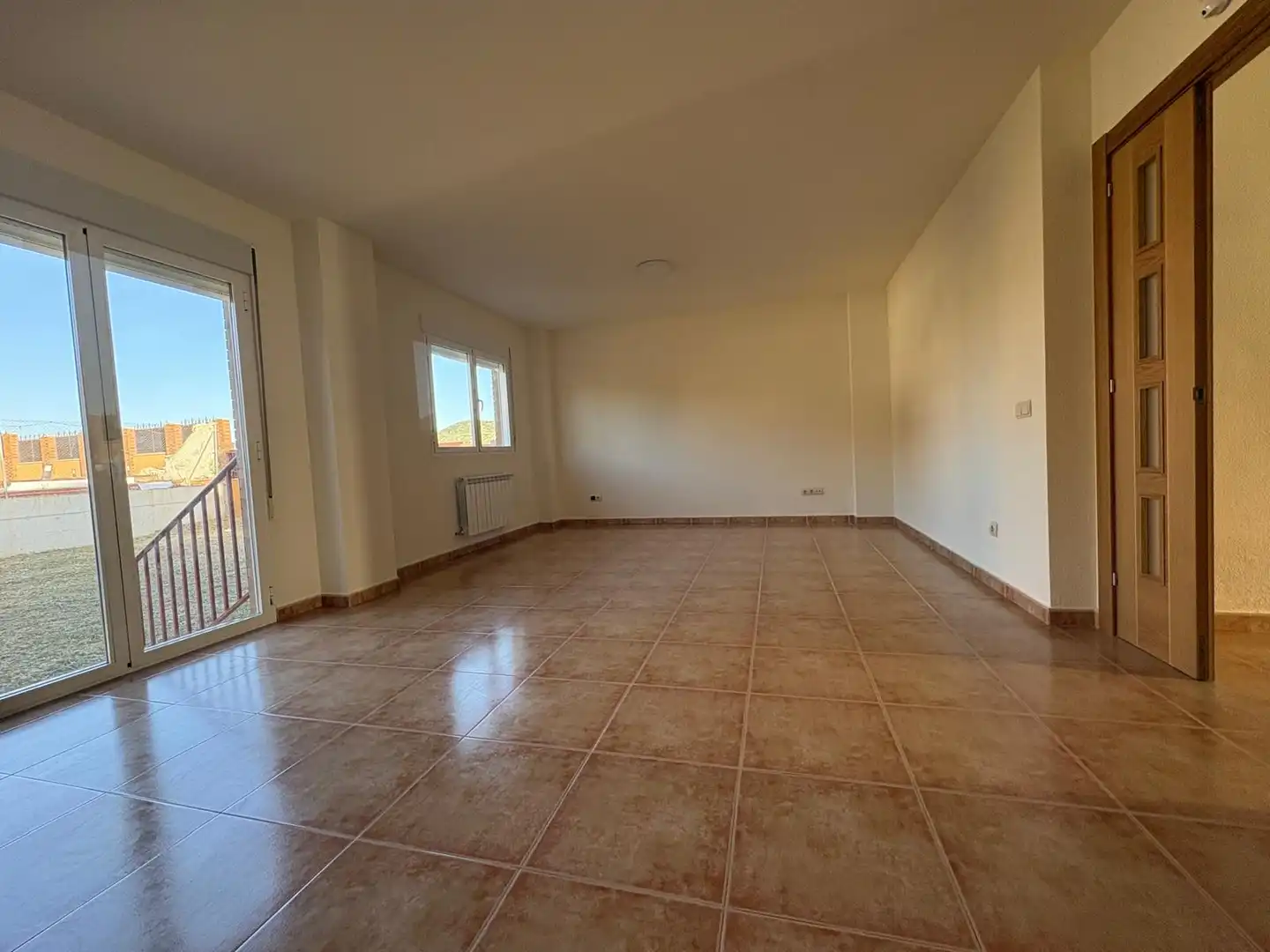 Sala d'estar de Casa o xalet en venda en Torres de la Alameda amb Aire condicionat, Calefacció i Jardí privat