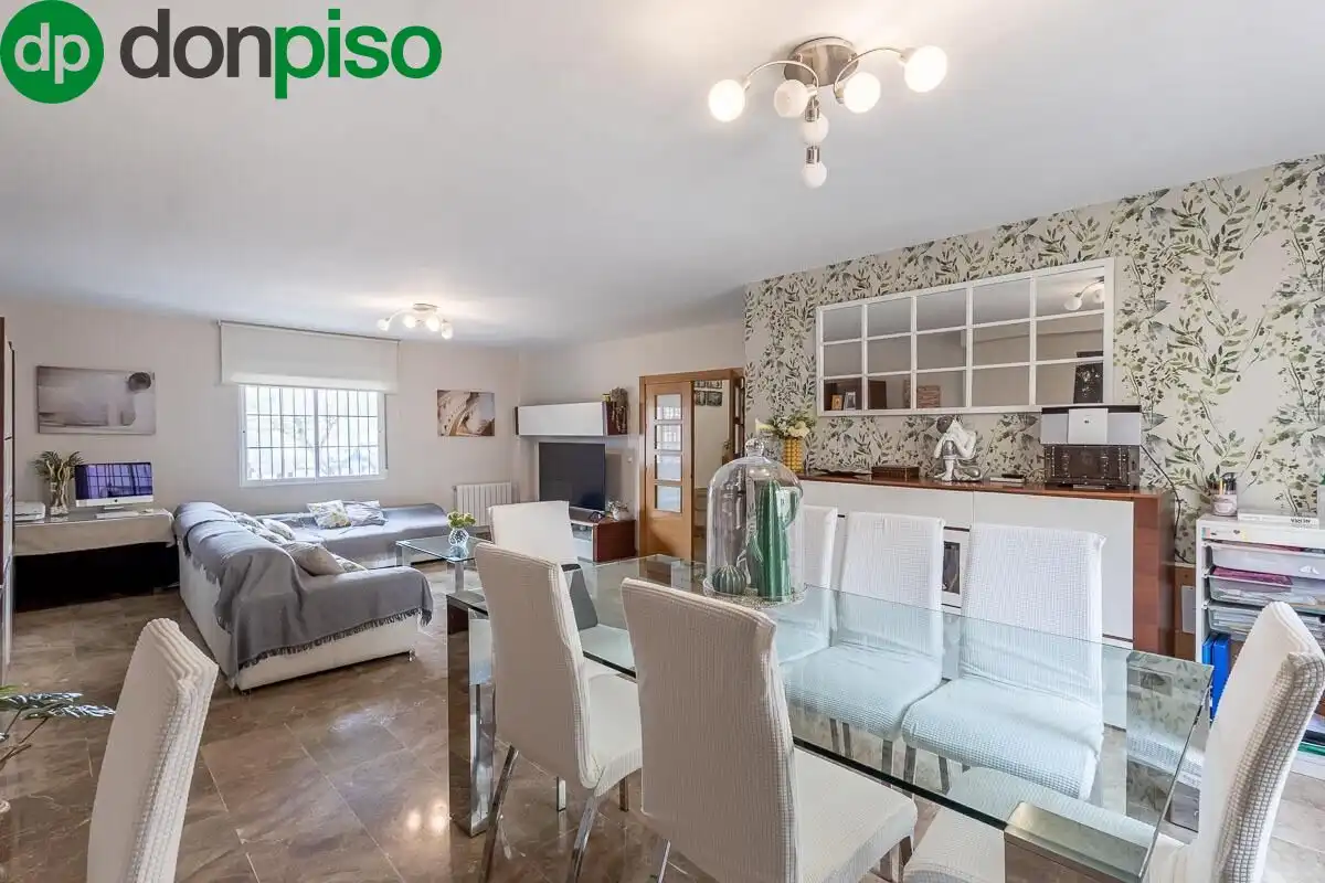 Sala de estar de Casa adosada en venta en Churriana de la Vega con Aire acondicionado, Jardín privado y Terraza