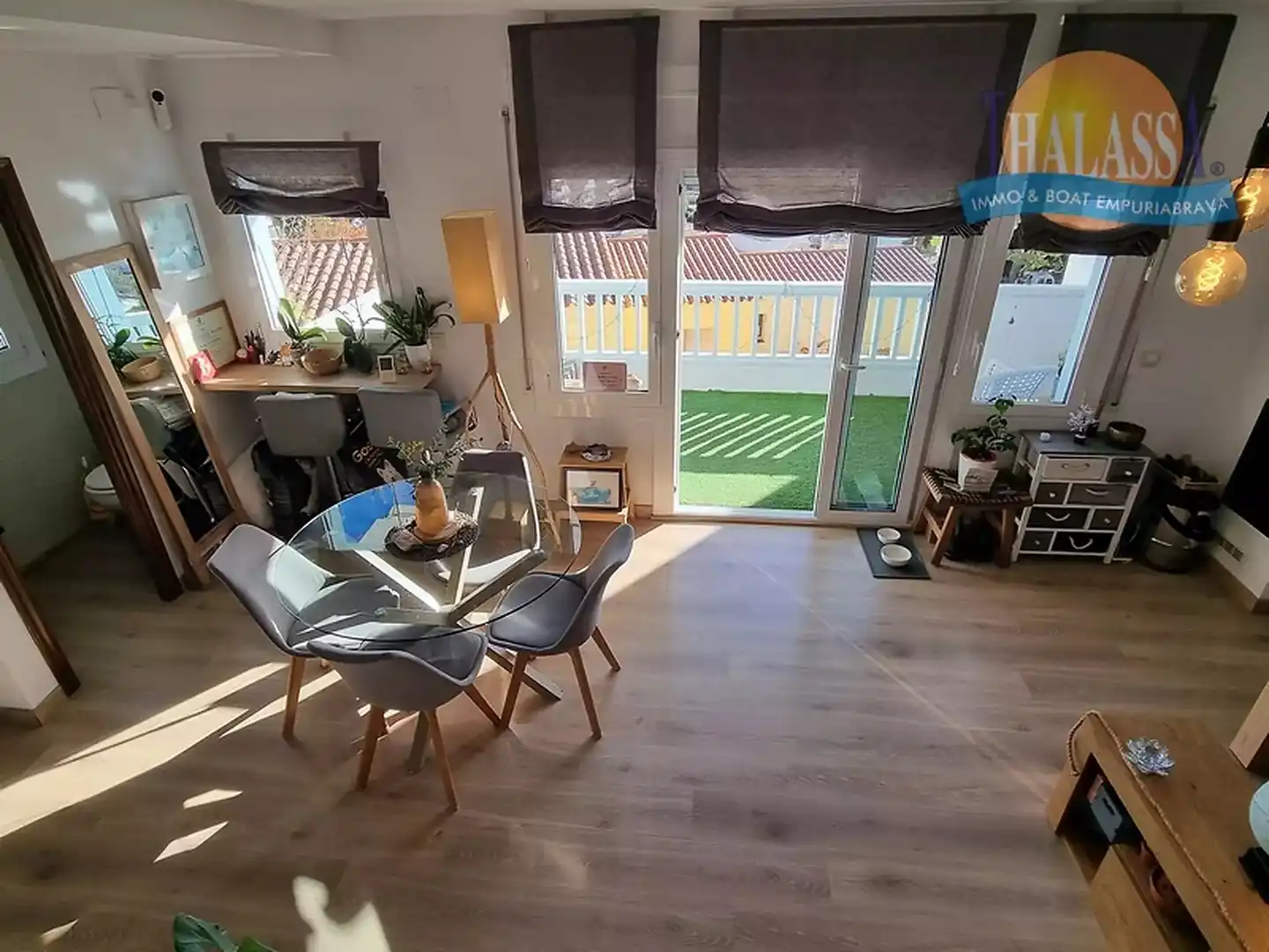 Sala d'estar de Casa adosada en venda en Roses amb Aire condicionat, Jardí privat i Terrassa