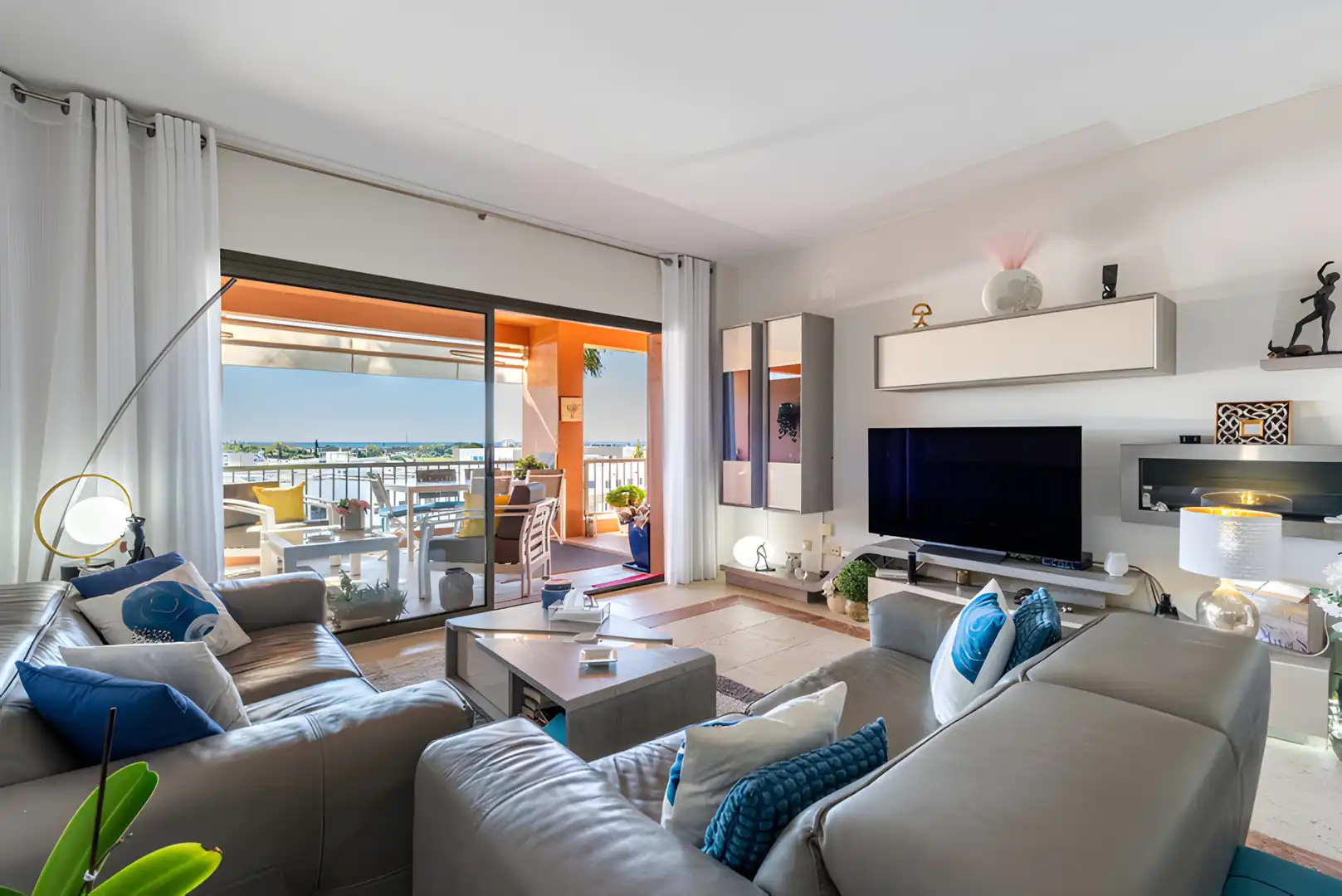 Sala d'estar de Apartament en venda en Estepona amb Aire condicionat, Terrassa i Traster