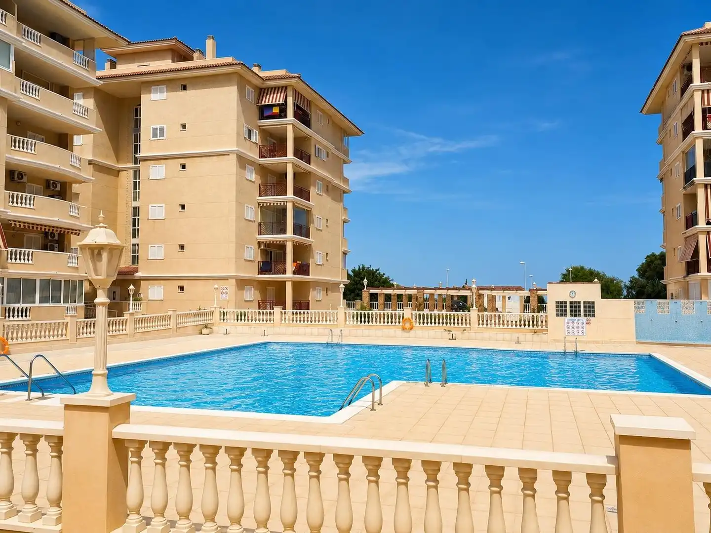 Schwimmbecken von Wohnungen zum Verkauf in Torrevieja mit Klimaanlage, Terrasse und Möbliert