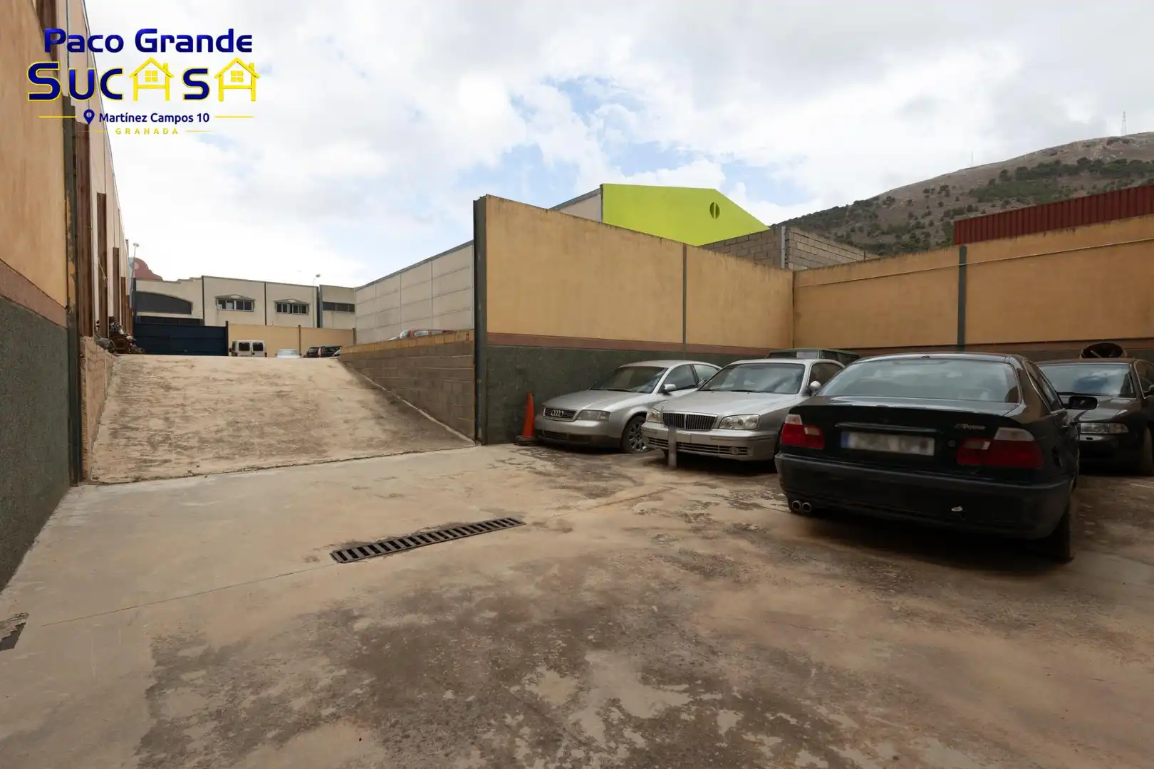Aparcament de Nau industrial en venda en Loja