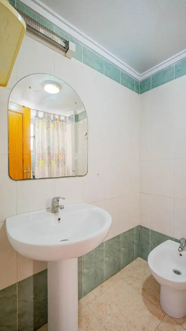 Badezimmer von Wohnungen zum Verkauf in Torrevieja mit Terrasse, Möbliert und Gemeinschaftspool