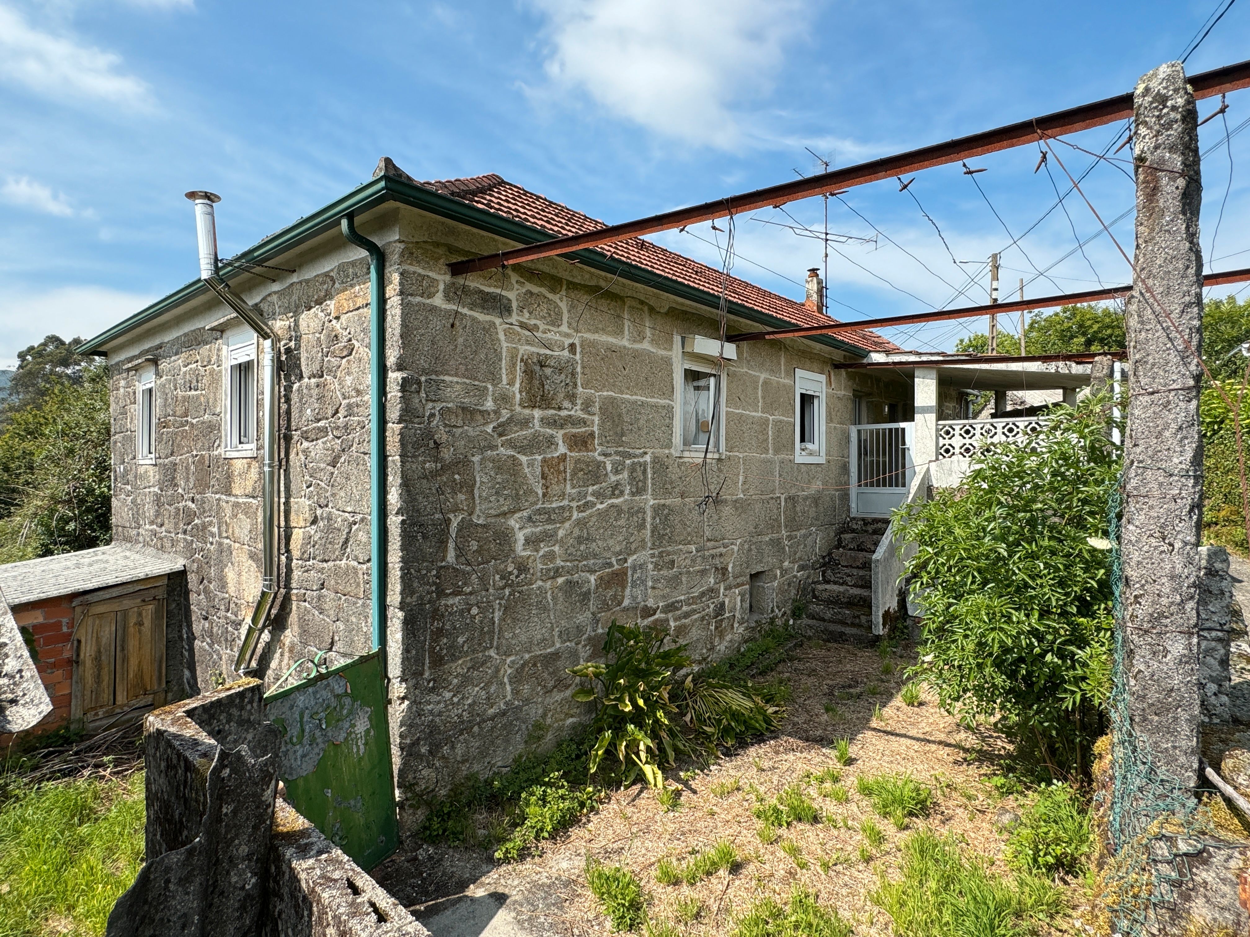Vista exterior de Casa o xalet en venda en Covelo amb Calefacció, Jardí privat i Traster