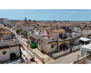 Vista exterior de Casa adosada en venda en Orihuela amb Aire condicionat, Piscina i Piscina comunitària