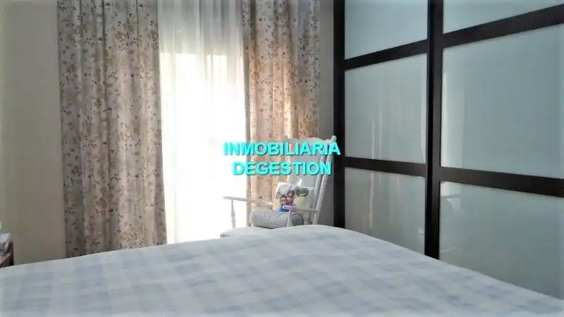 Schlafzimmer von Dachboden zum Verkauf in Linares mit Klimaanlage, Heizung und Privatgarten