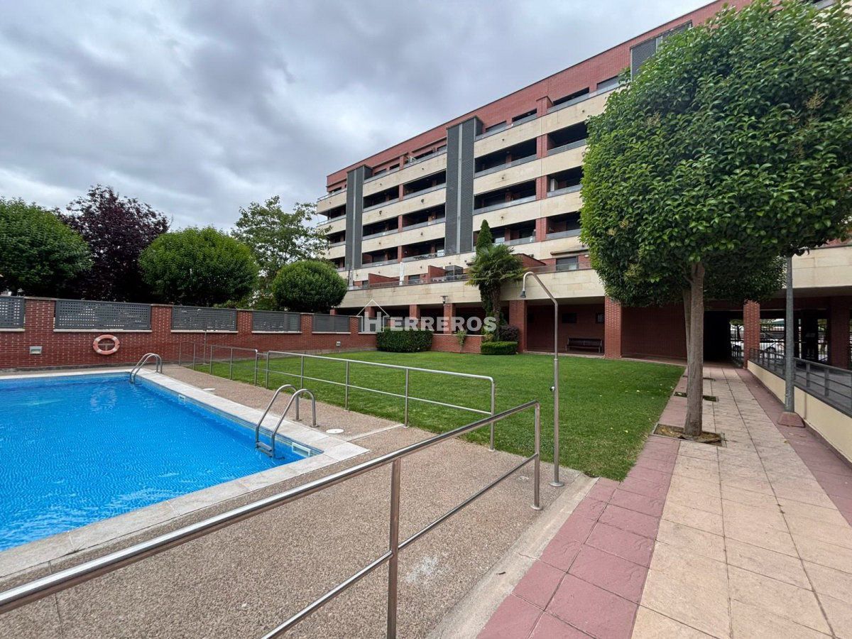 Piscina de Pis en venda en  Logroño amb Calefacció, Parquet i Terrassa