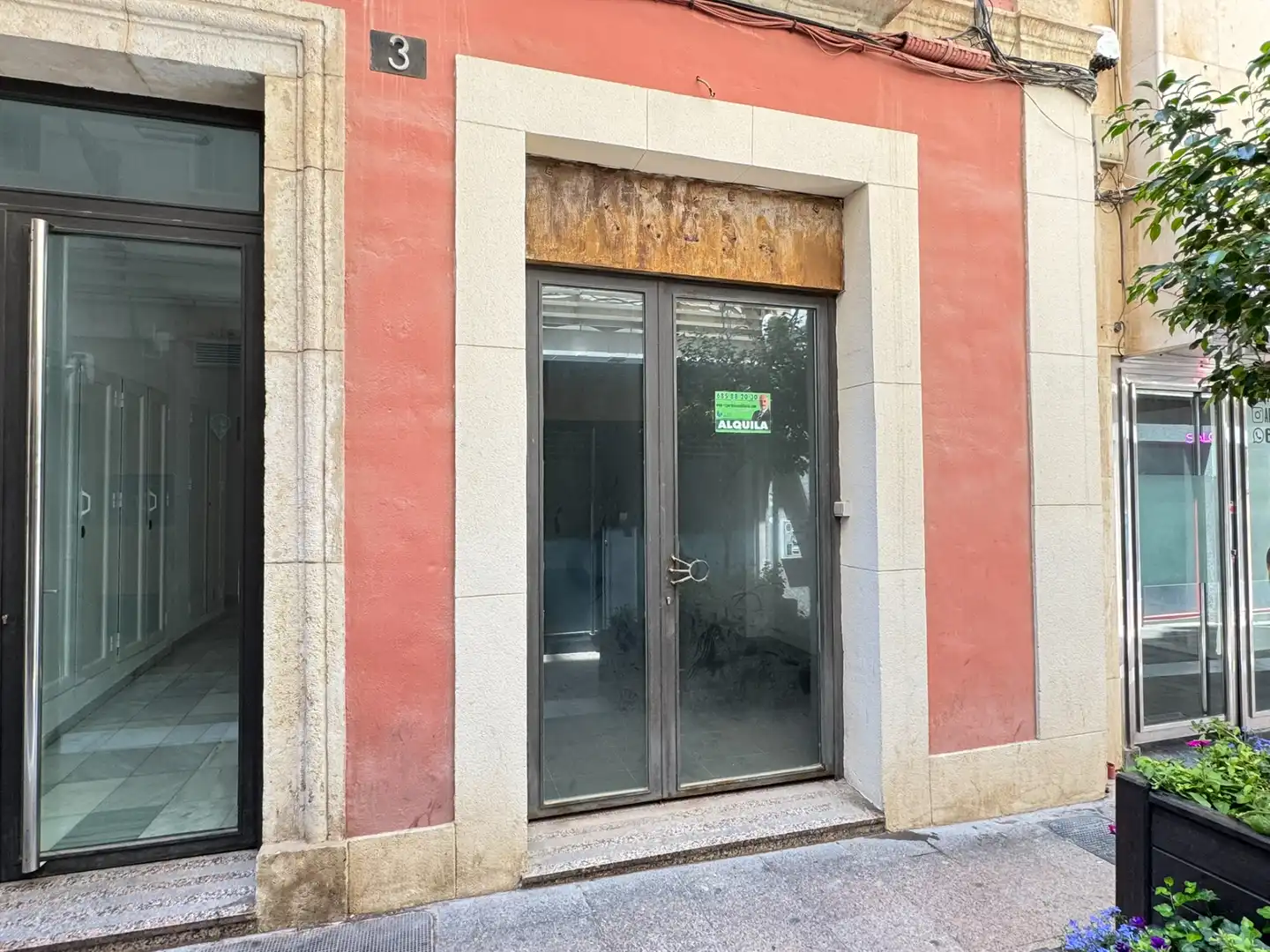 Local comercial de lloguer a Calle Azara 3