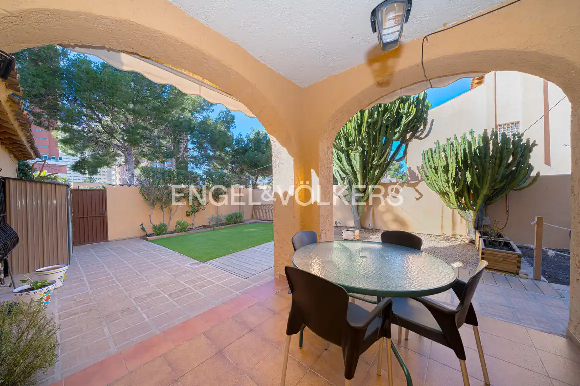 Terraza de Casa adosada en venta en Benidorm con Aire acondicionado, Jardín privado y Piscina comunitaria