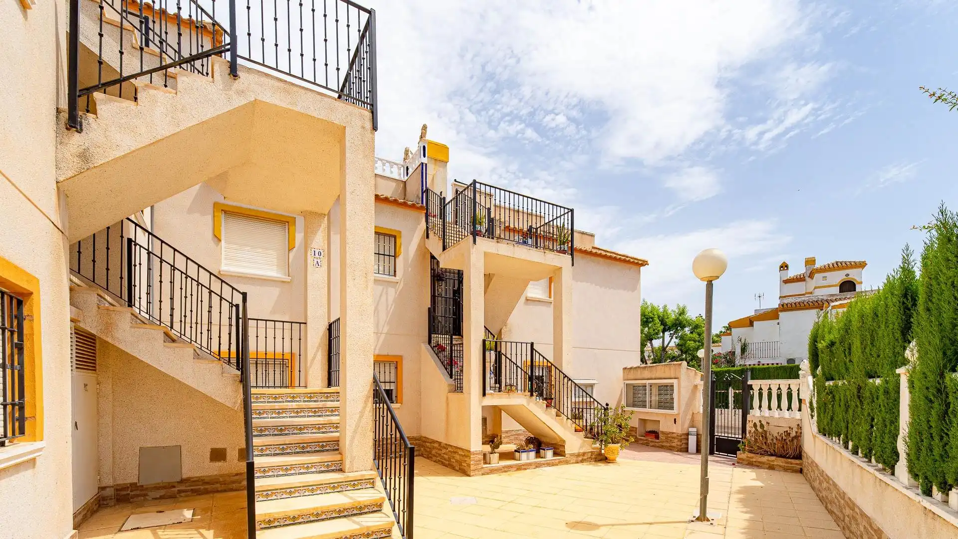 Vista exterior de Casa o xalet en venda en Torrevieja amb Moblat, Balcó i Piscina comunitària