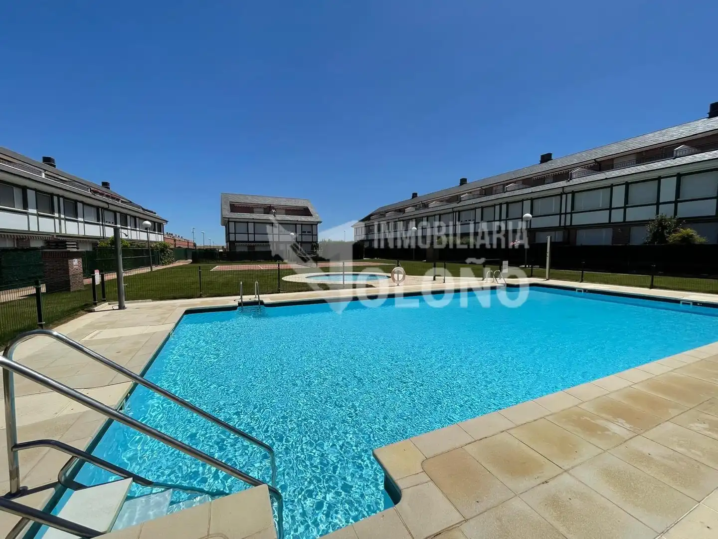 Piscina de Dúplex en venta en Castañares de Rioja con Calefacción, Parquet y Terraza