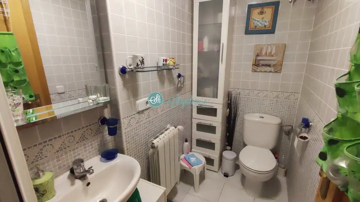 Baño de Piso en venta en San Cristóbal de Segovia con Calefacción y Trastero