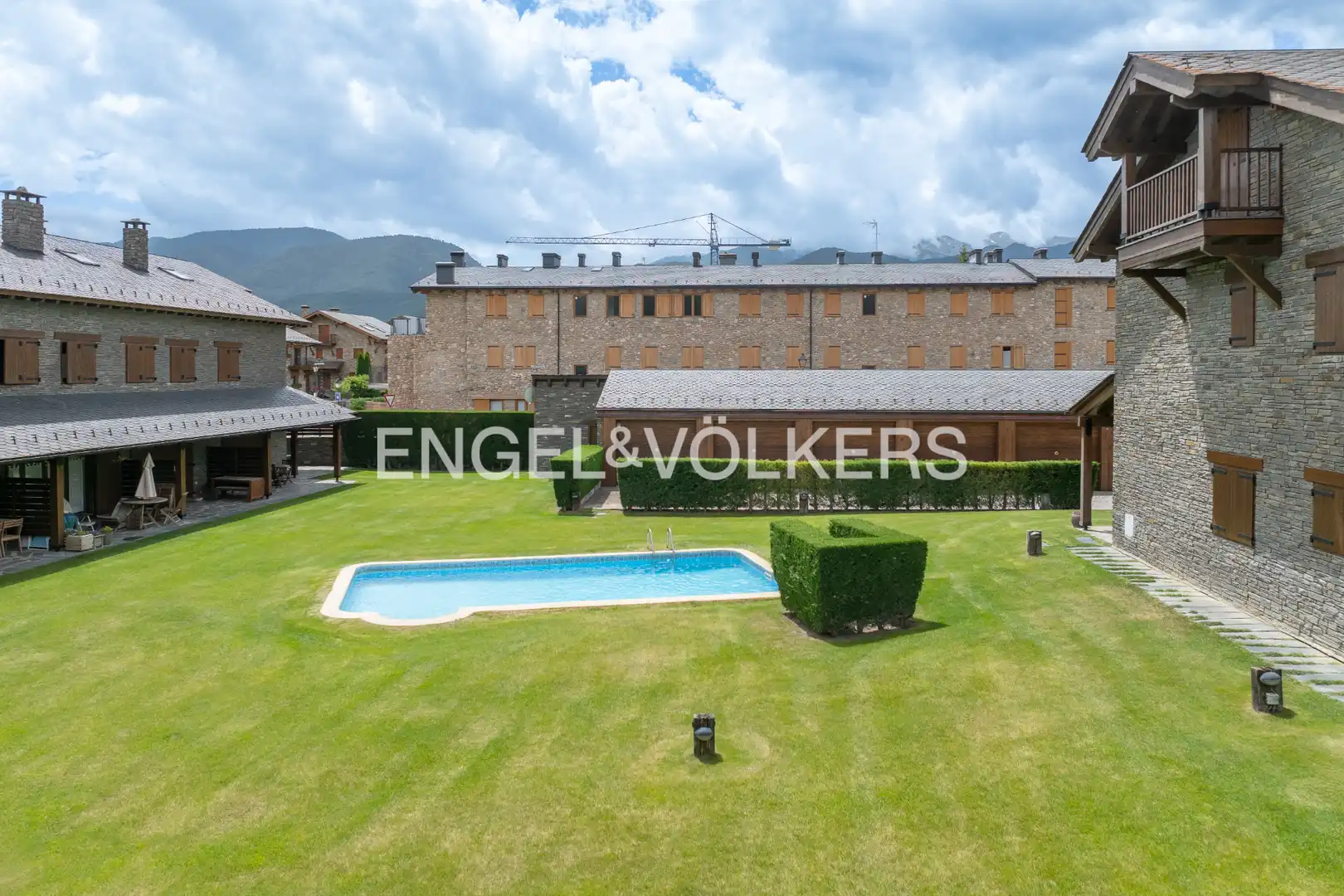 Vista exterior de Casa adosada en venda en Bellver de Cerdanya amb Calefacció, Parquet i Terrassa