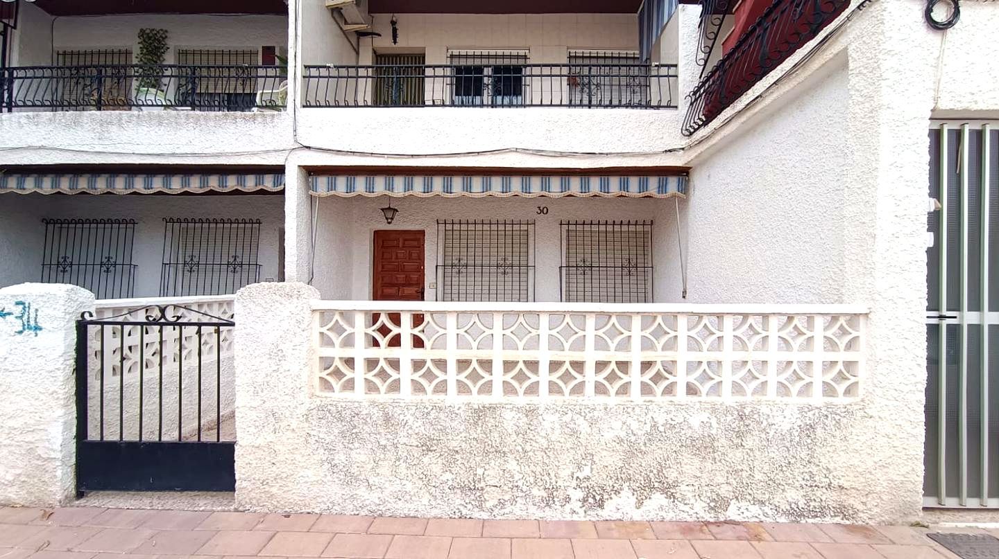 Vista exterior de Casa o xalet en venda en San Pedro del Pinatar amb Jardí privat i Terrassa