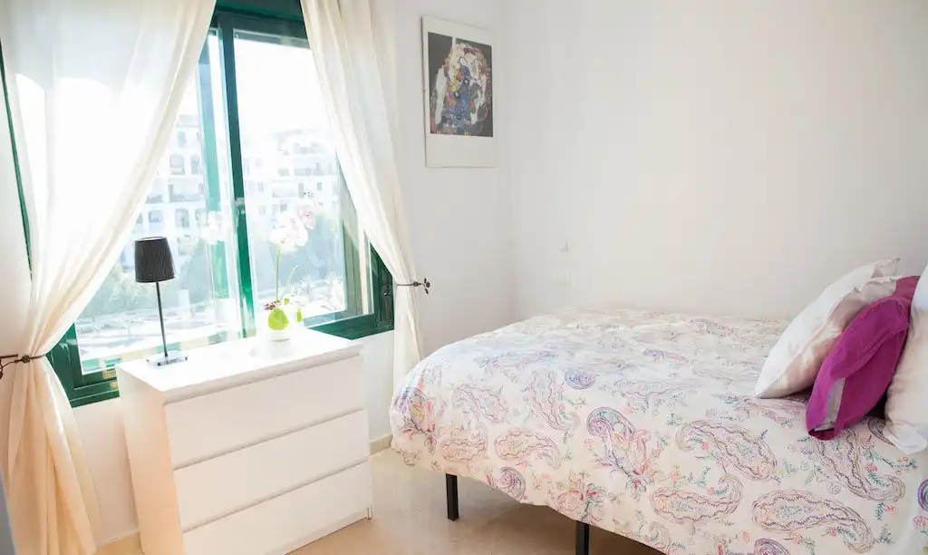 Habitación de Dúplex en venta en Manilva con Aire acondicionado, Terraza y Piscina comunitaria