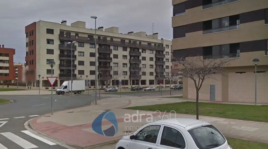 Vista exterior de Local de alquiler en  Logroño