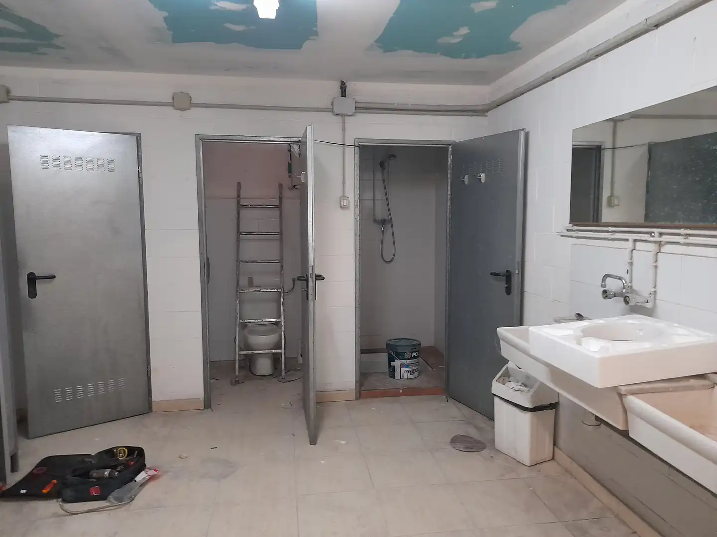 Bathroom of Industrial buildings for rent in Barberà del Vallès