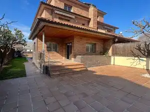 Vista exterior de Casa o xalet en venda en Cerdanyola del Vallès amb Aire condicionat, Calefacció i Jardí privat