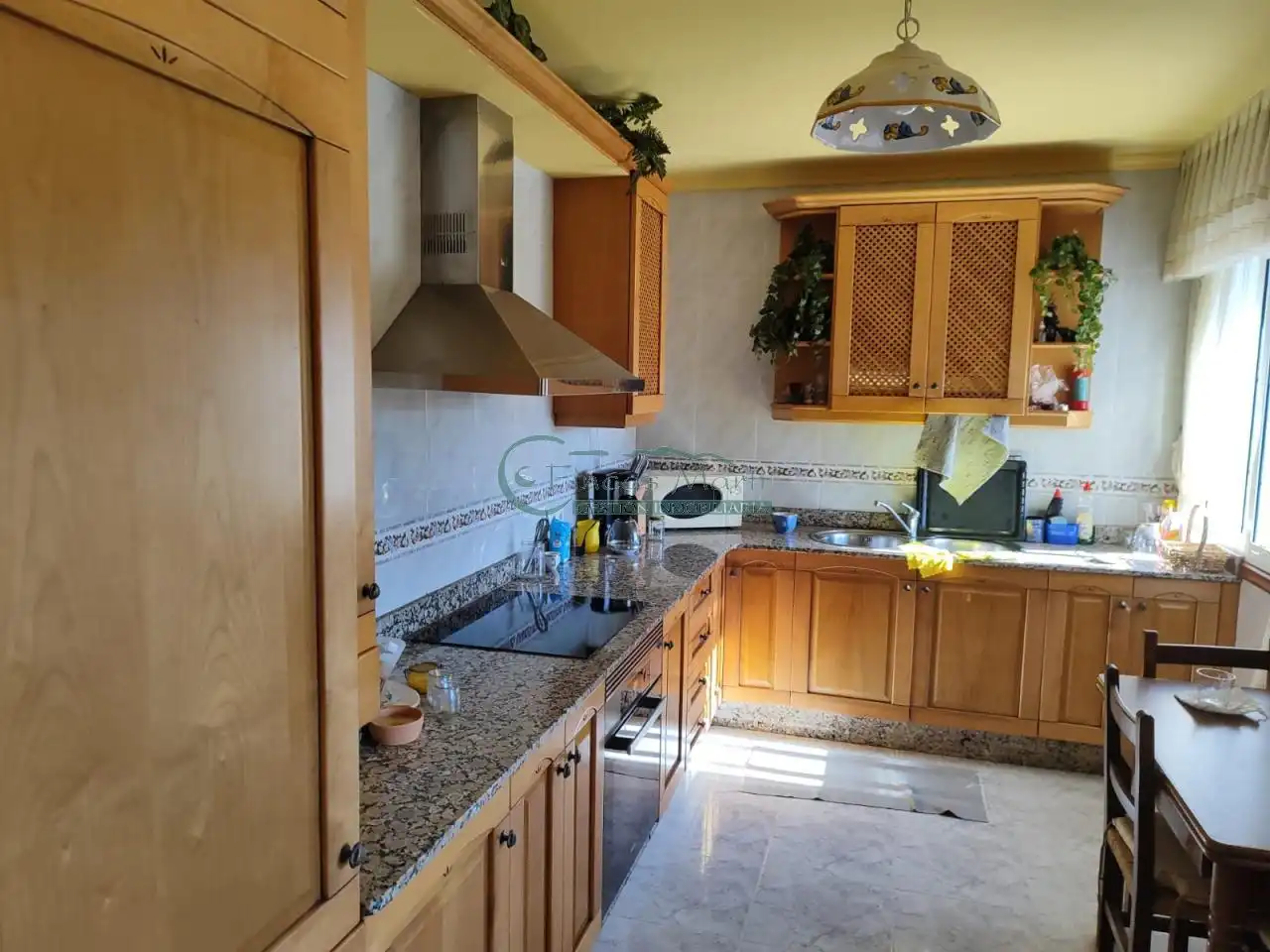 Cuina de Casa o xalet en venda en Cangas  amb Calefacció, Jardí privat i Terrassa