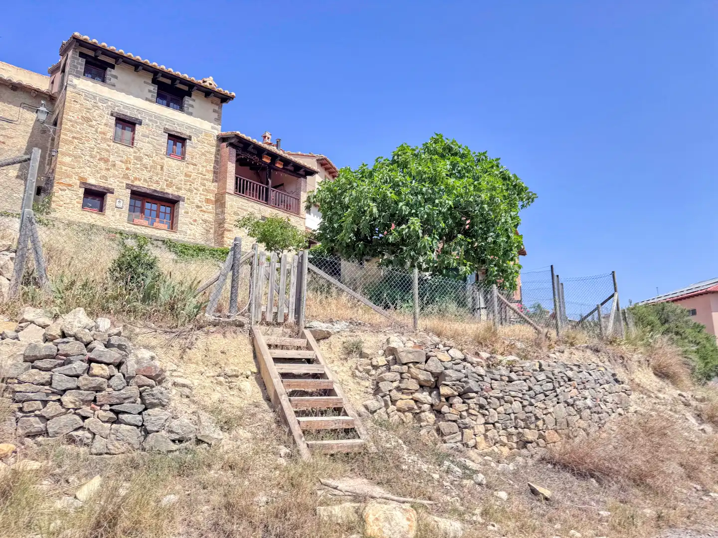 Vista exterior de Finca rústica en venda en Rubielos de Mora amb Calefacció i Terrassa