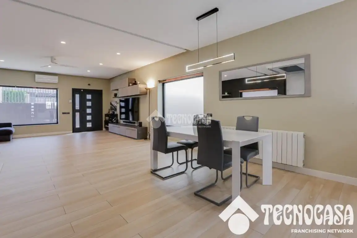 Sala d'estar de Casa o xalet en venda en Santa Coloma de Gramenet amb Aire condicionat, Calefacció i Terrassa