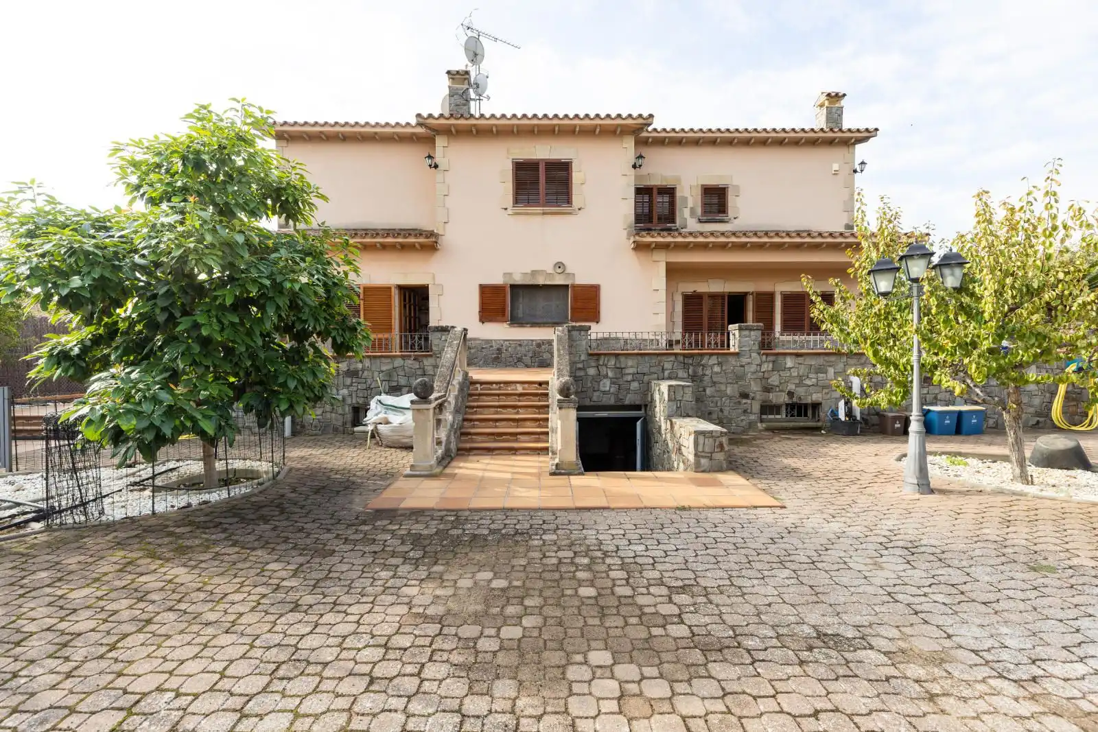 Vista exterior de Casa o xalet en venda en Mataró amb Terrassa i Piscina