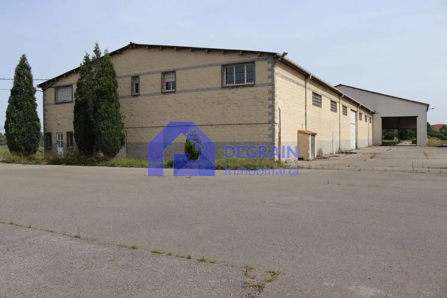Außenansicht von Fabrik Grundstücke zum Verkauf in Siero