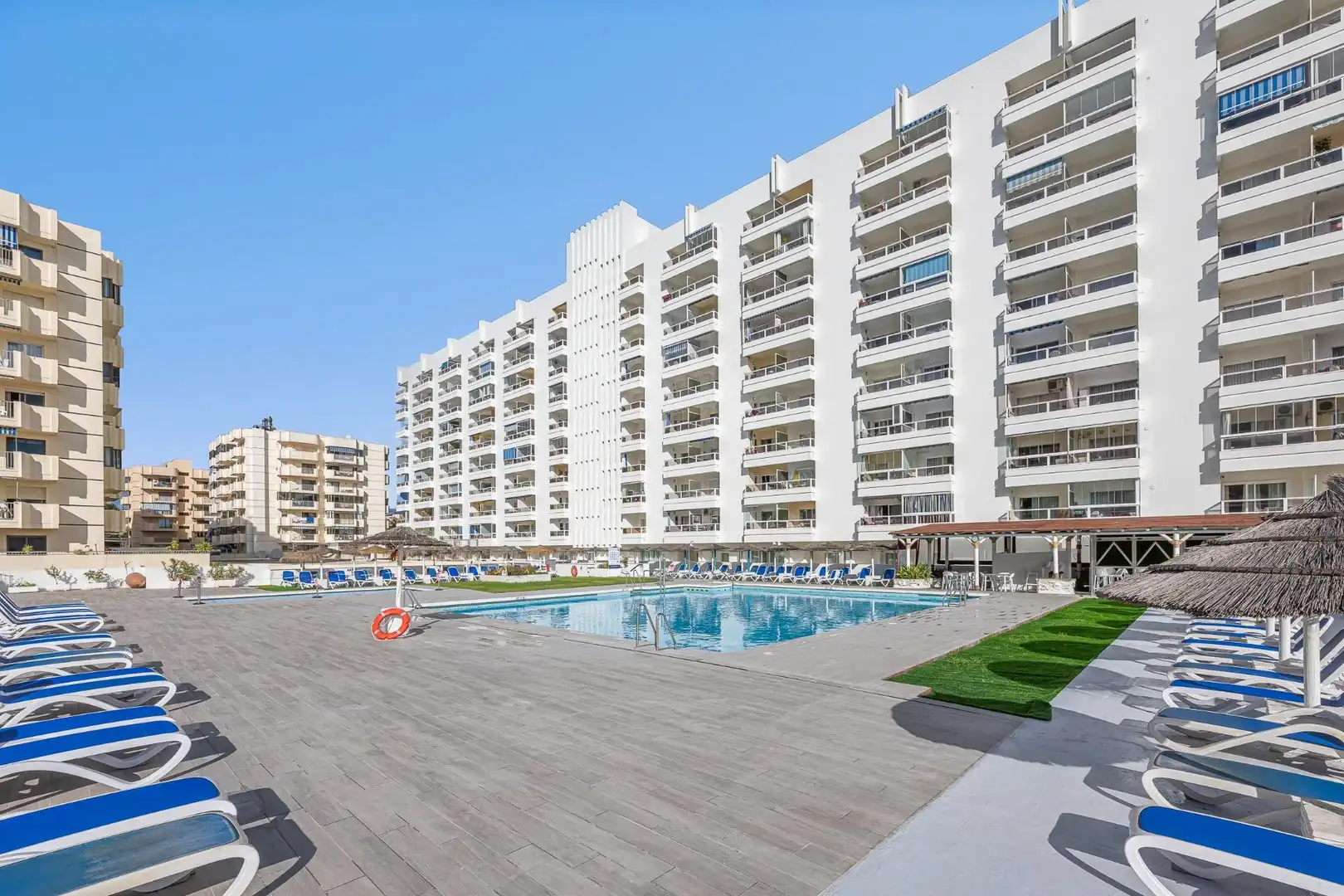Vista exterior de Apartament en venda en Fuengirola amb Aire condicionat, Calefacció i Jardí privat