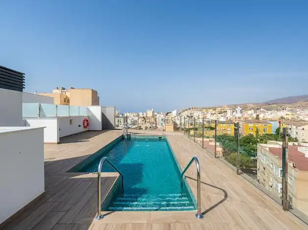 Piscina de Pis en venda en Almería amb Aire condicionat, Calefacció i Parquet