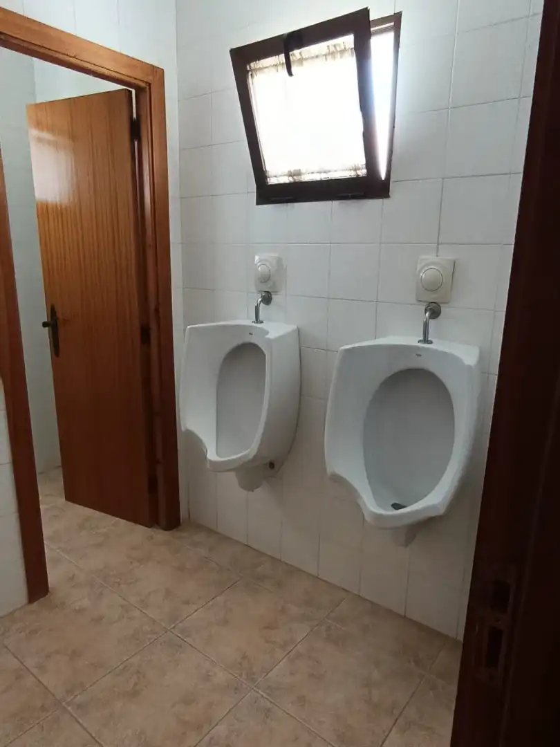 Badezimmer von Geschaftsraum zum Verkauf in Albalate de Zorita mit Klimaanlage, Heizung und Terrasse