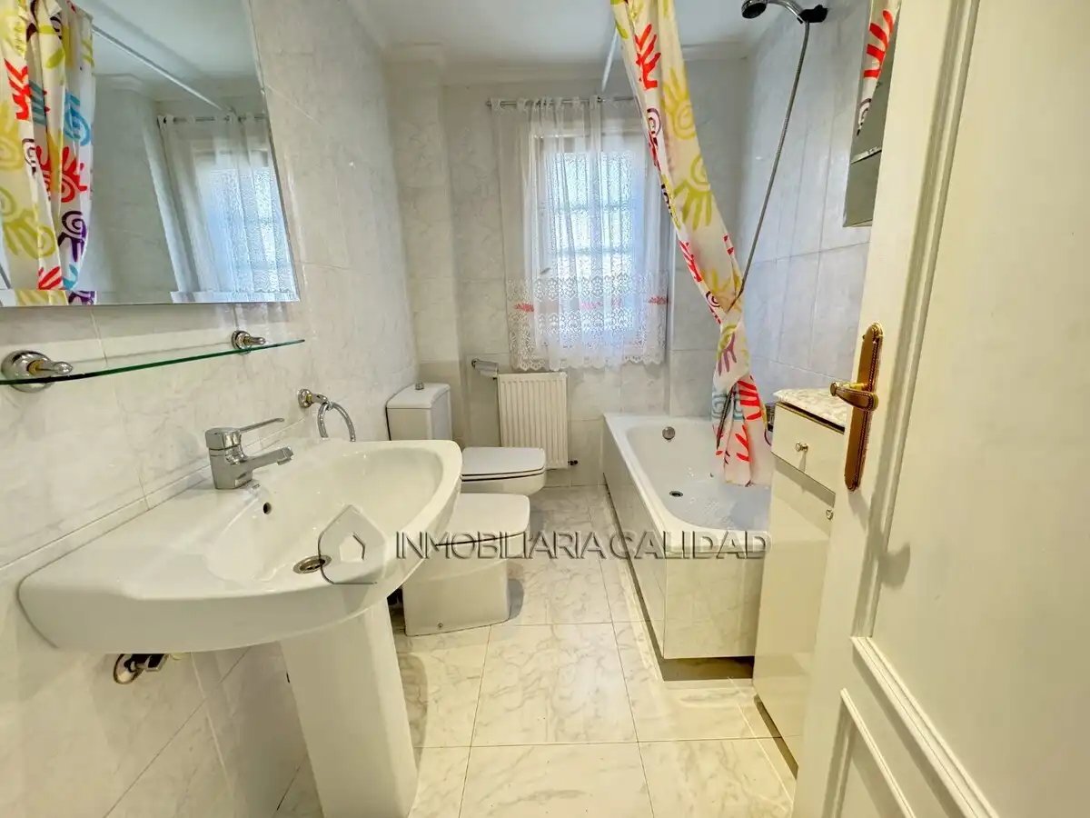 Baño de Piso de alquiler en Burgos con Calefacción, Terraza y Amueblado