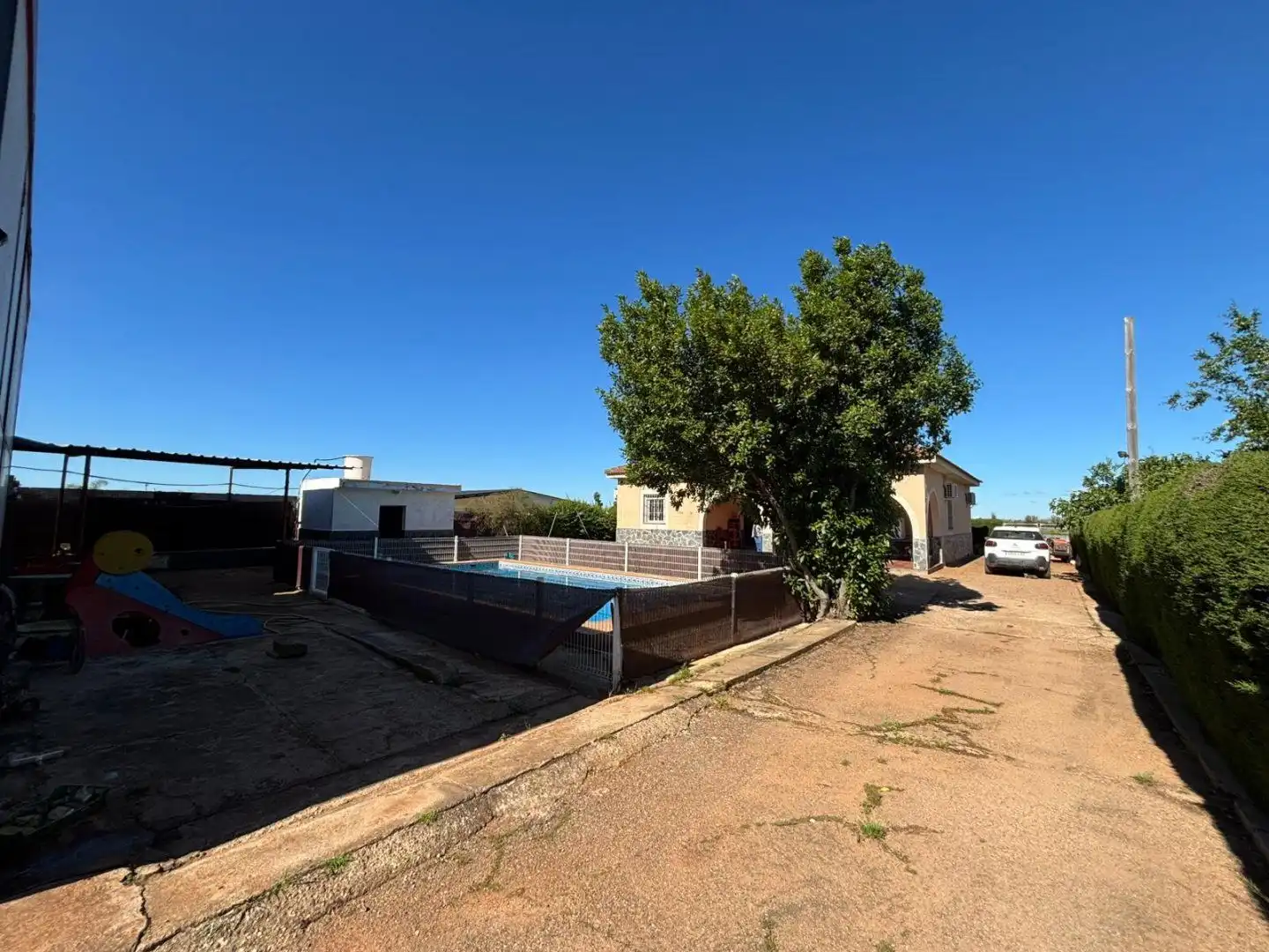 Vista exterior de Casa o xalet en venda en Sevilla amb Piscina