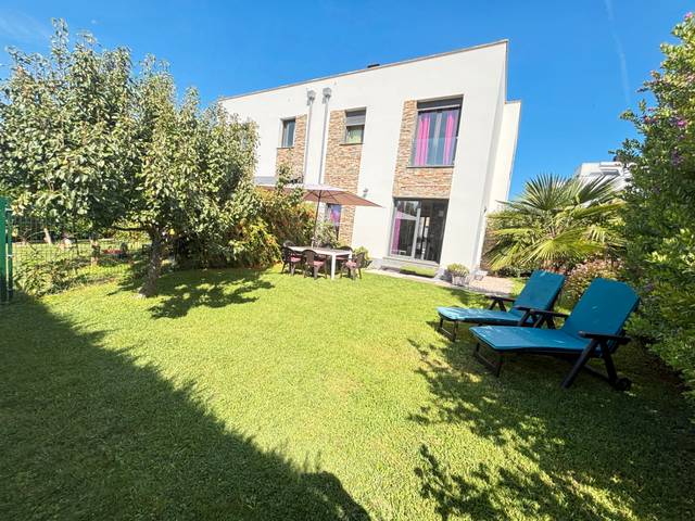 Casa adosada en Venta en Calle Pelias en Suances