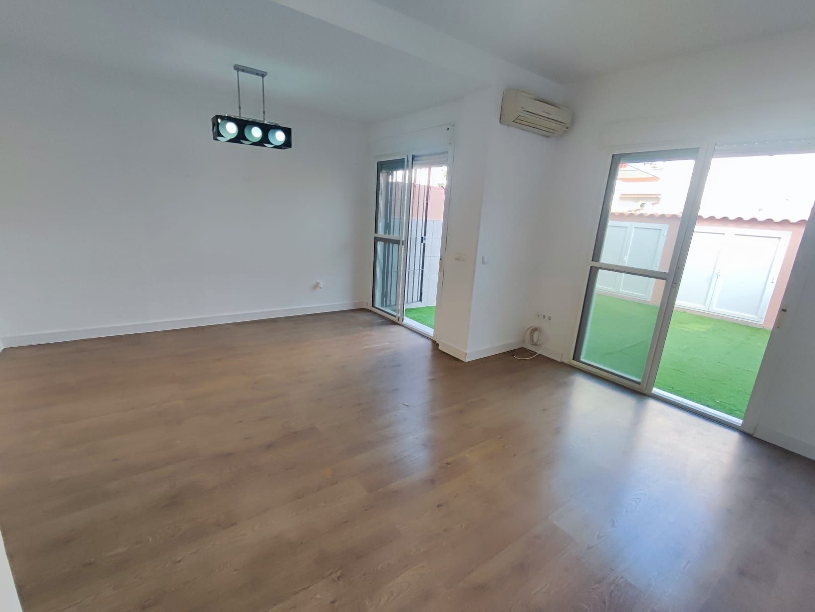 Sala d'estar de Casa adosada en venda en Puerto Real amb Aire condicionat, Calefacció i Parquet