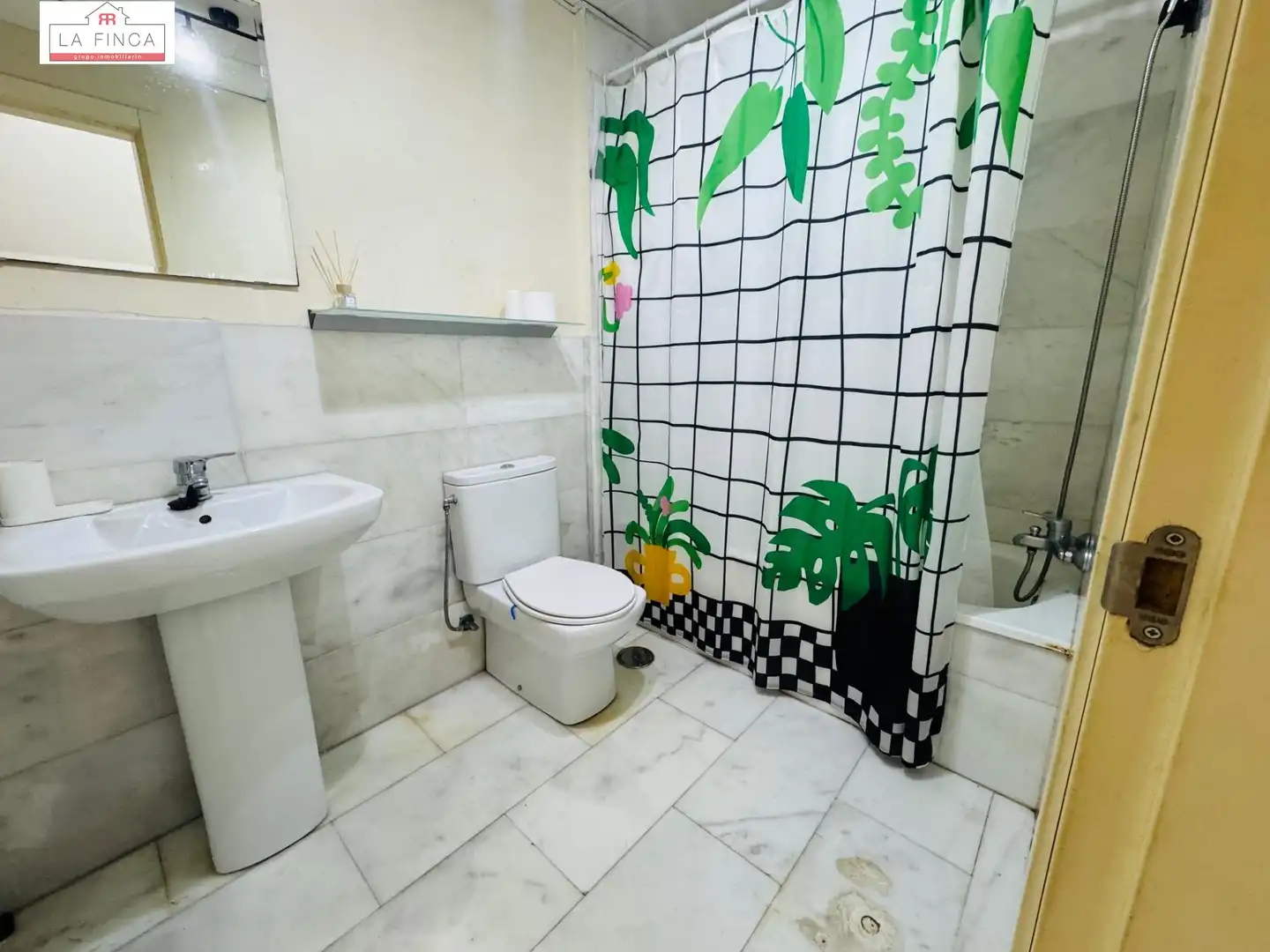 Badezimmer von Erdgeschoss zum Verkauf in Málaga mit Klimaanlage, Terrasse und Möbliert