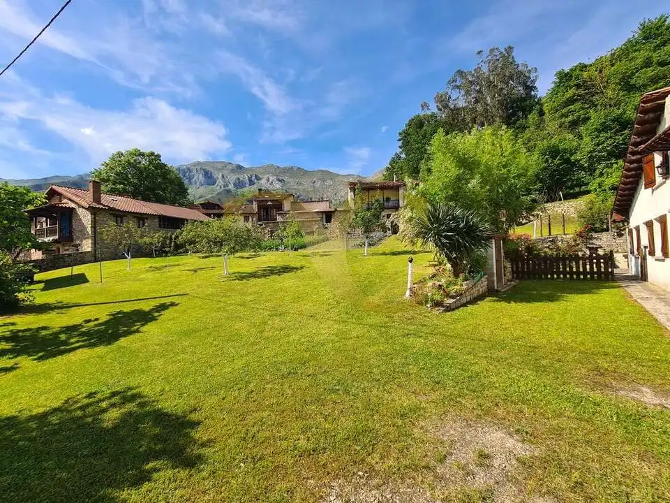 Jardí de Casa o xalet en venda en Peñamellera Alta amb Calefacció, Jardí privat i Terrassa