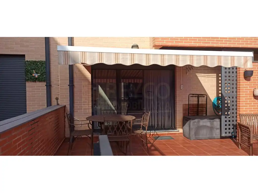 Terraza de Casa adosada en venta en Miranda de Ebro con Jardín privado y Piscina