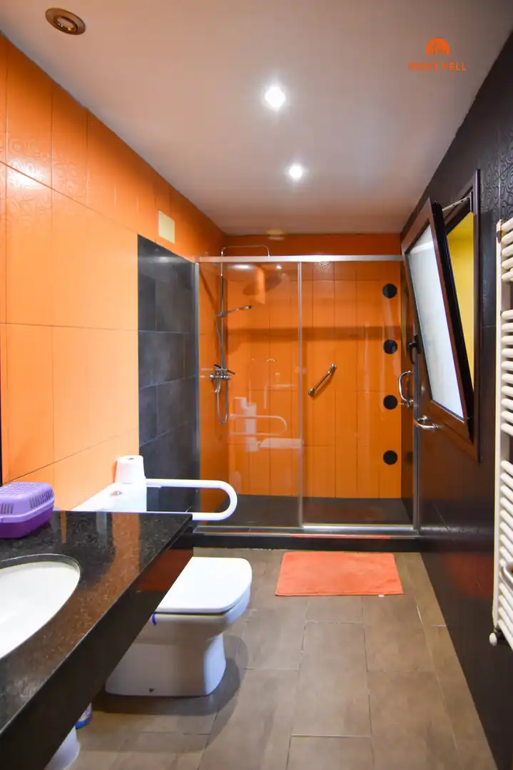 Badezimmer von Einfamilien-Reihenhaus zum Verkauf in La Bisbal d'Empordà mit Klimaanlage, Heizung und Terrasse