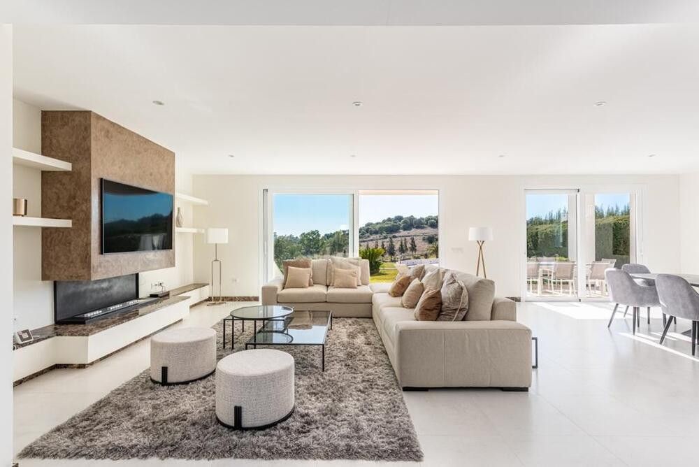 Sala d'estar de Apartament de lloguer en Estepona amb Aire condicionat, Jardí privat i Terrassa