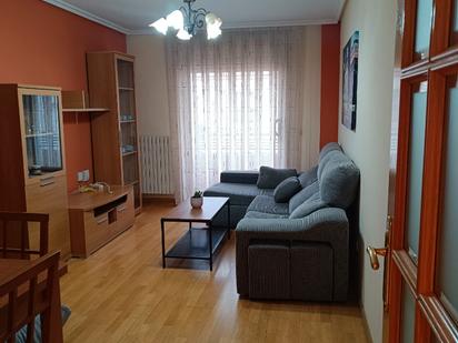 Sala d'estar de Pis de lloguer en  Zaragoza Capital amb Calefacció, Parquet i Moblat