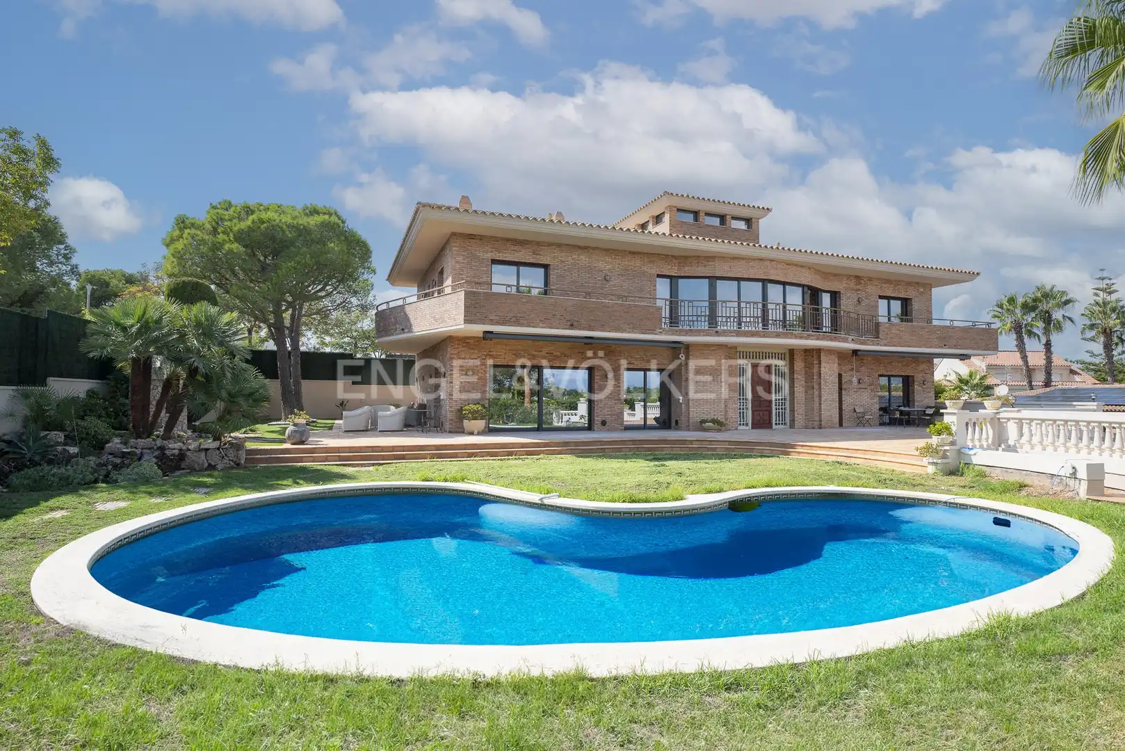 Vista exterior de Casa o xalet en venda en Vilanova i la Geltrú amb Aire condicionat, Calefacció i Jardí privat