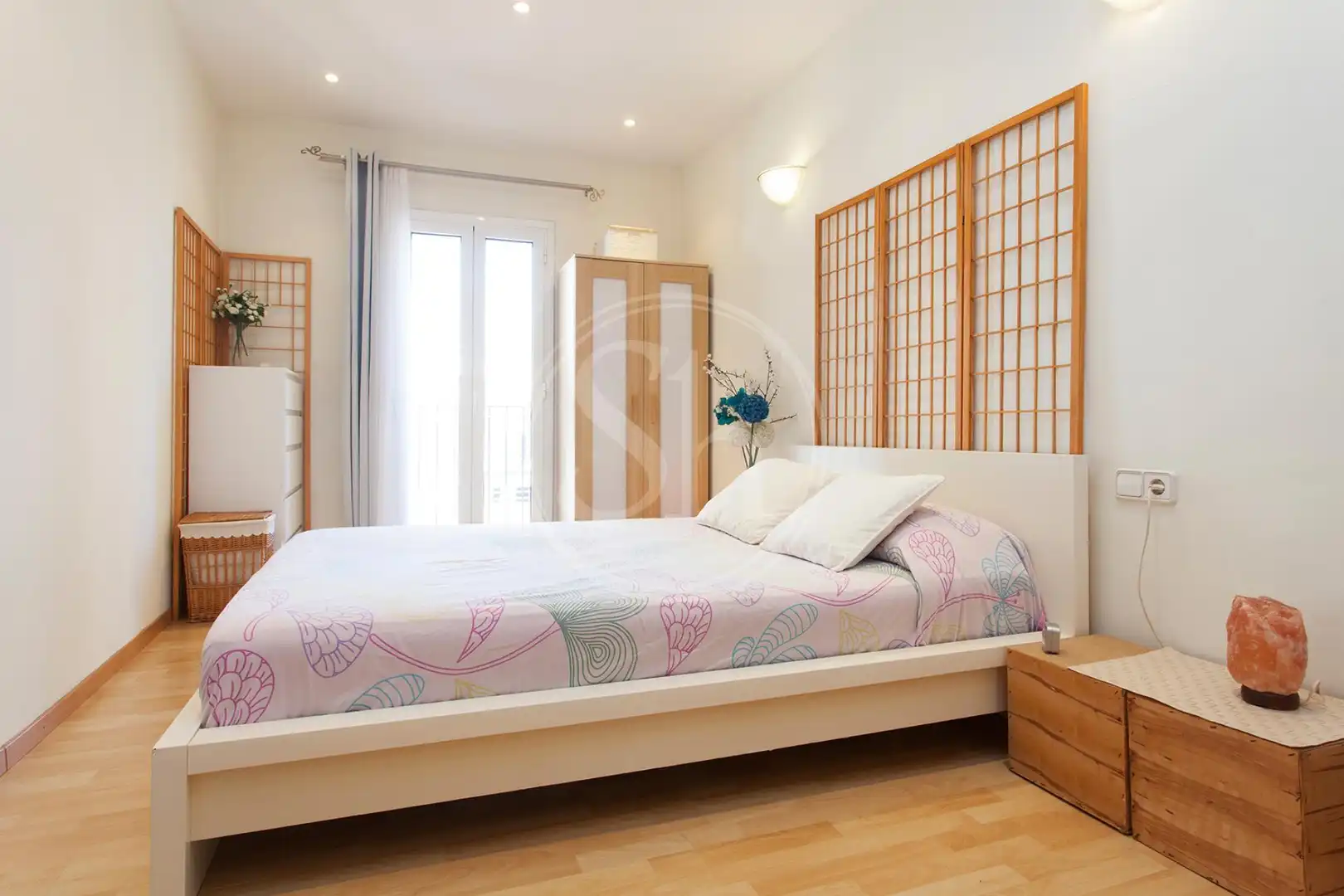 Schlafzimmer von Loft zum Verkauf in Barcelona mit Parkett und Balkon