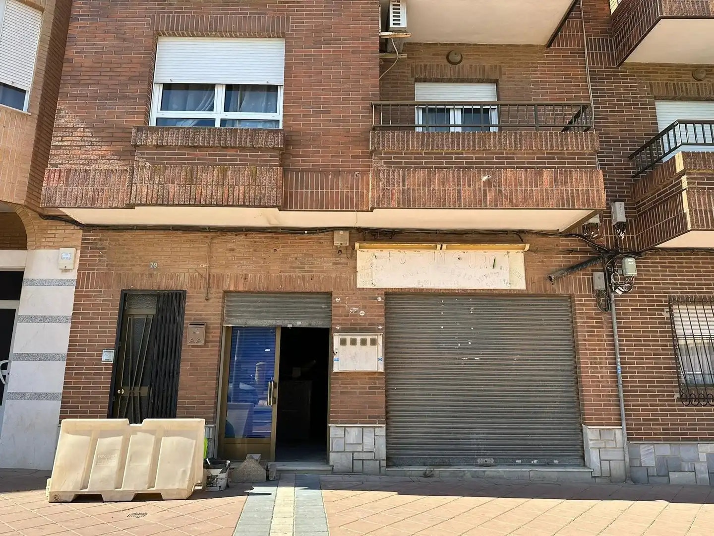 Vista exterior de Local en venda en La Unión