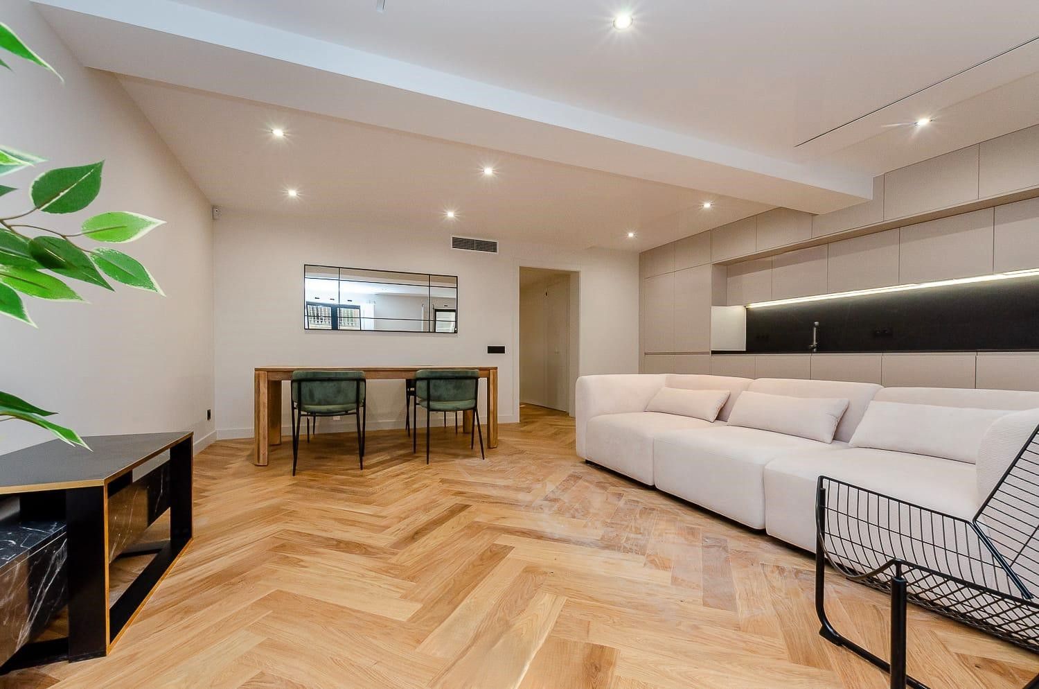 Living room of Flat for sale in  Barcelona Capital  with Air Conditioner, Heating and Parquet flooring