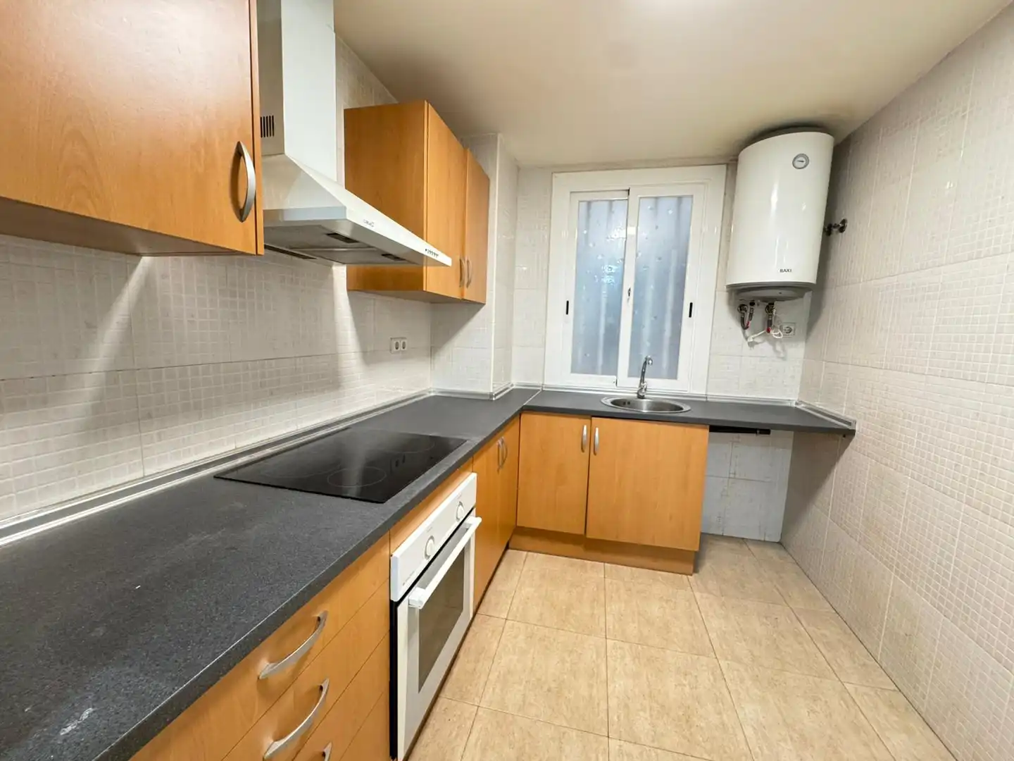 Kitchen of Flat for sale in Canovelles  with Air Conditioner and Oven