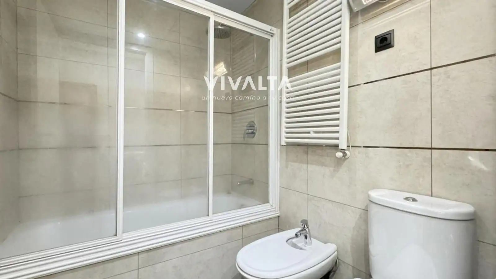 Bathroom of Flat for sale in Madrid  with Air Conditioner, Heating and Storage room